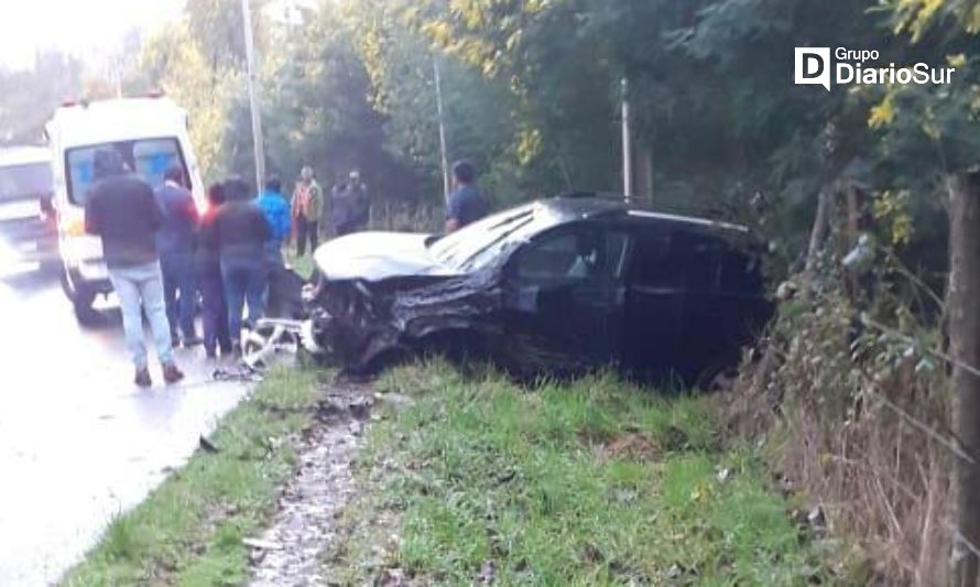 Accidente vehicular en sector rural de Lago Ranco dejó dos lesionados