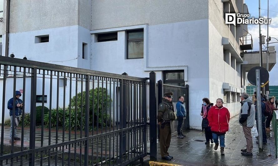 Suspenden atención en la Municipalidad de Valdivia tras toma de edificio consistorial