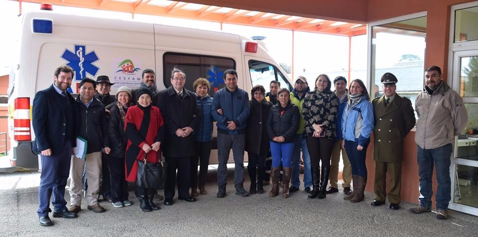 Cesfam de Lago Ranco celebra llegada de nueva ambulancia