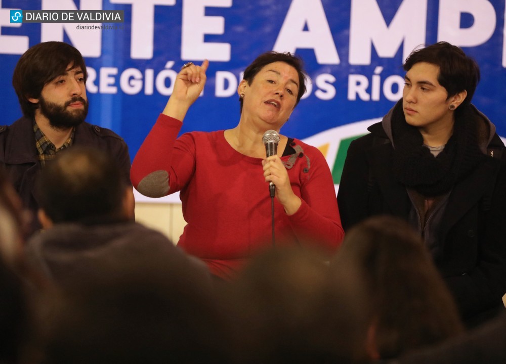 Beatriz Sánchez firmó compromiso con Red Ciudadana por los Humedales Valdivia