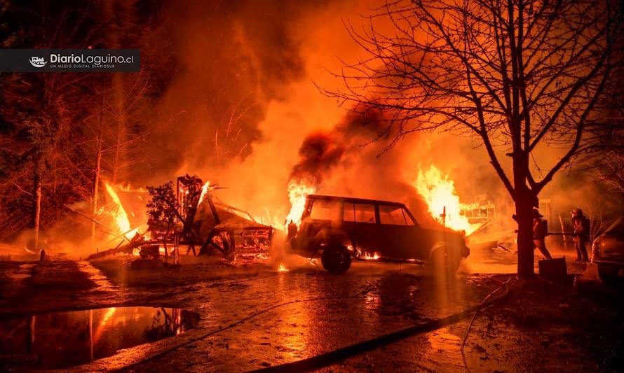 Incendio destruyó vivienda y vehículo en sector rural de Los Lagos