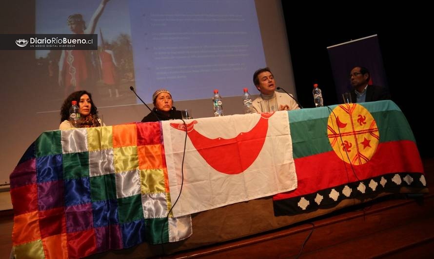 Río Bueno expuso en charla sobre educación Mapuche en Santiago