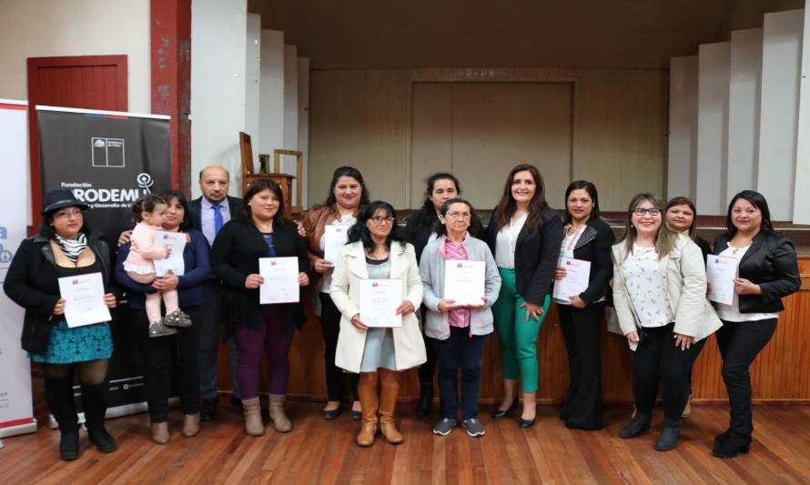 100 mujeres de La Unión y Río Bueno se certificaron en talleres ejecutados por Prodemu