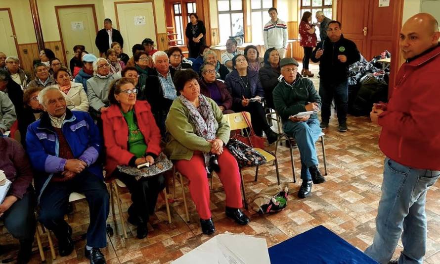 Gobernador del Ranco se reunió con adultos mayores de Río Bueno
