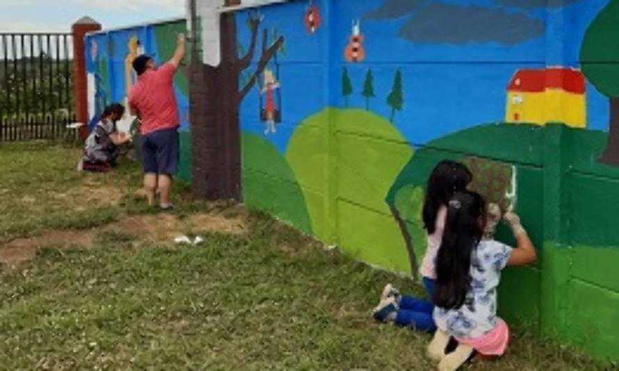 Vecinos de condominio social Alberto Daiber pintaron mural comunitario