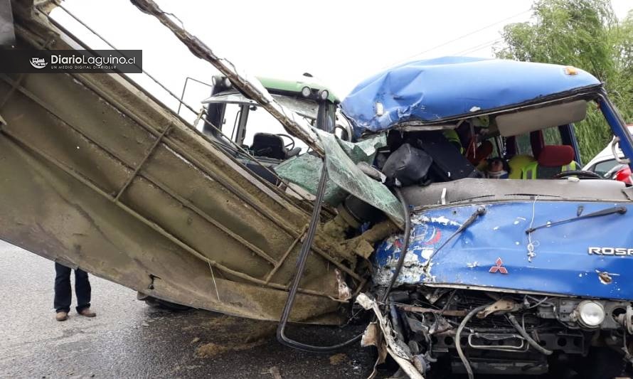 Múltiples lesionados tras violenta colisión de minibús y tractor en Los Lagos