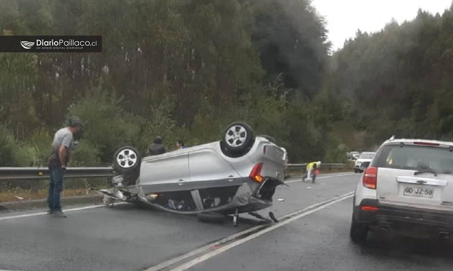 Automóvil volcó en Ruta Paillaco-Valdivia