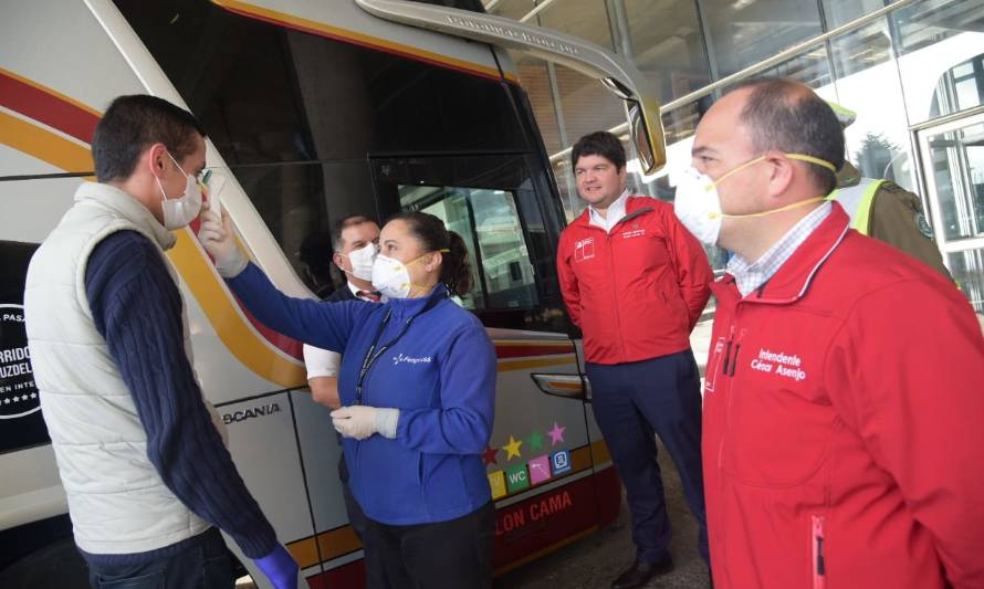 Esta martes: Realizan control preventivo de temperatura en terminal de buses de Valdivia
