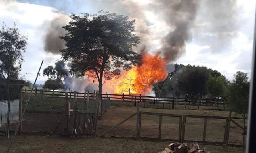 Incendio consumió sala de ventas en Río Bueno