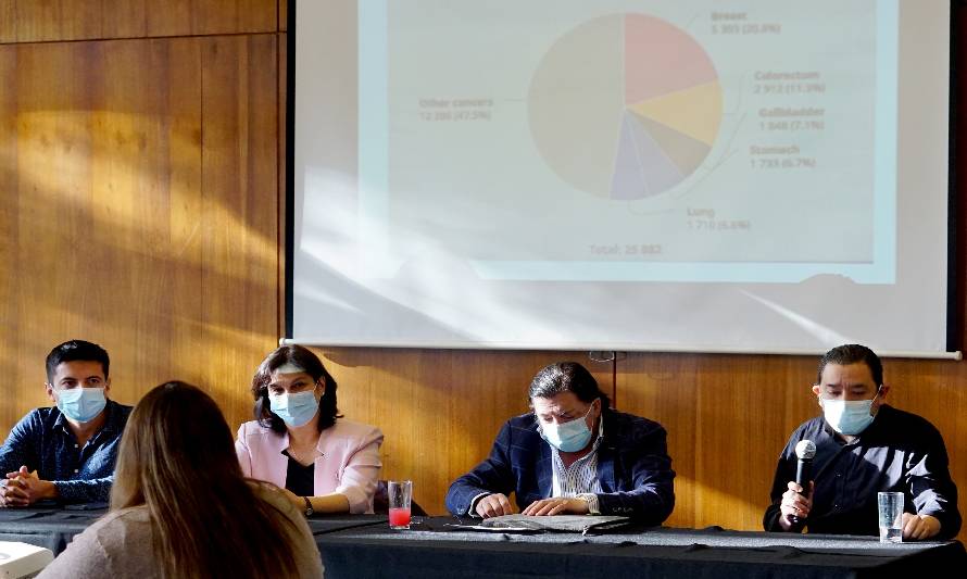  Con reconocimiento al Dr. Raúl Puente se realizó conversatorio sobre cáncer en mujeres