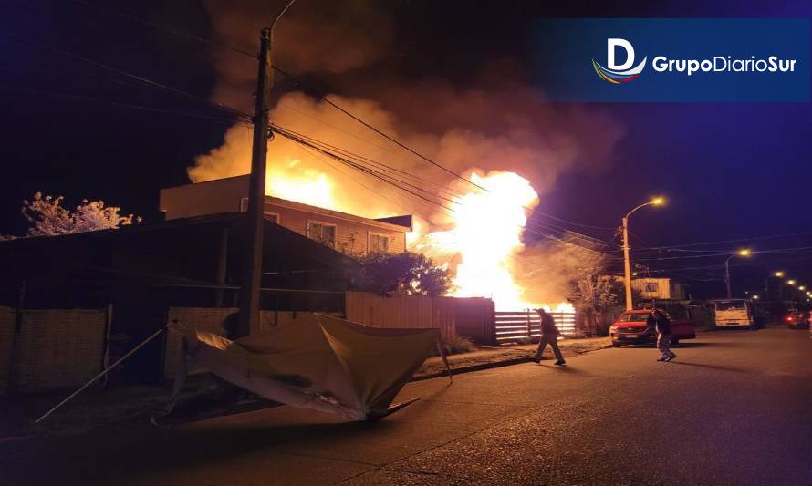 Incendio afectó a tres viviendas en Río Bueno
