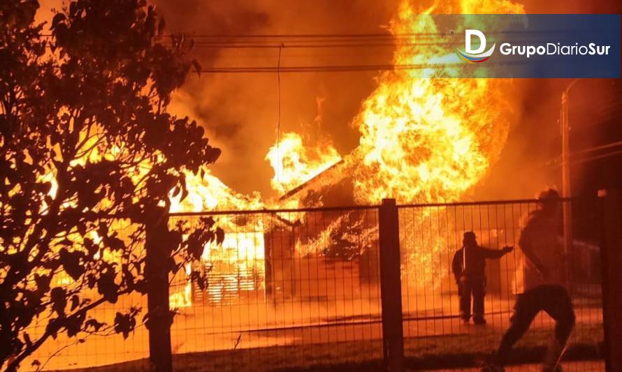 Iglesia y vivienda fueron consumidas por el fuego en Lago Ranco