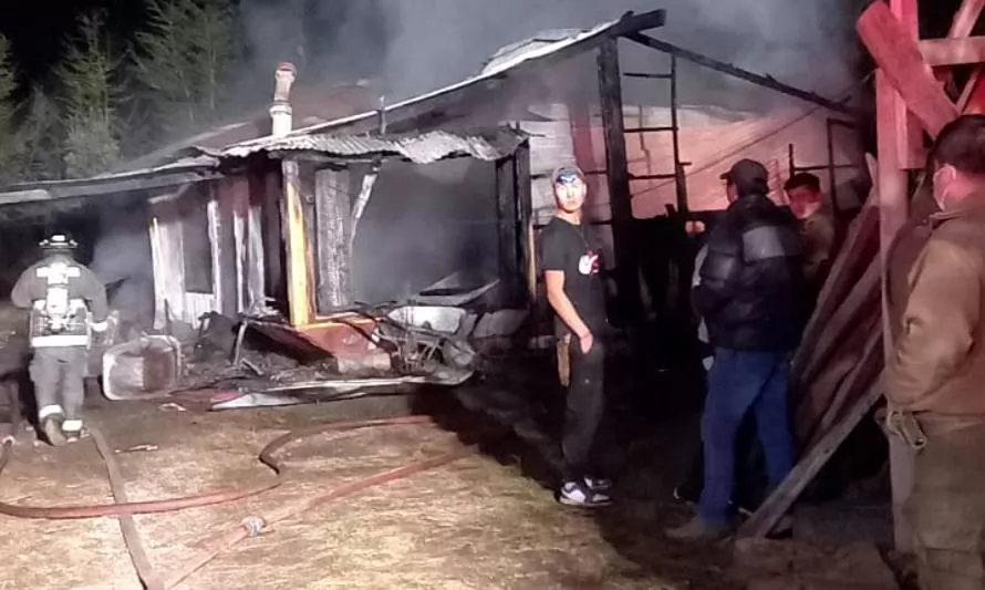 Incendio estructural consumió una vivienda en Calcurrupe, comuna de Lago Ranco