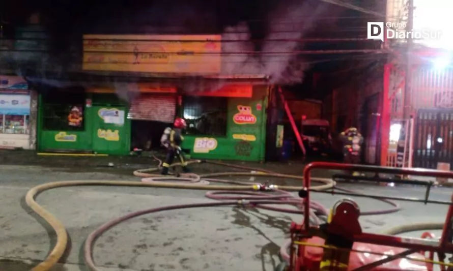 Incendio destruyó conocido local comercial valdiviano