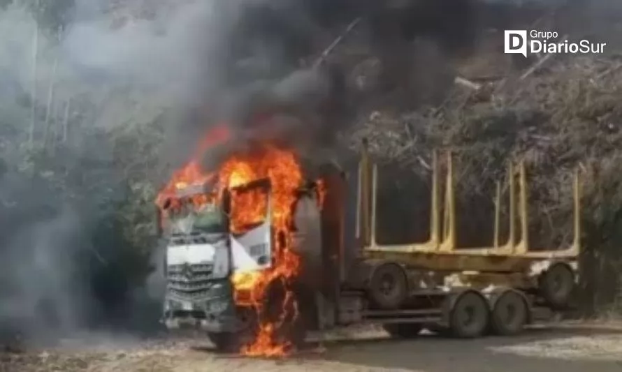 Tres camiones y cuatro retroexcavadoras siniestradas en atentado en Lanco