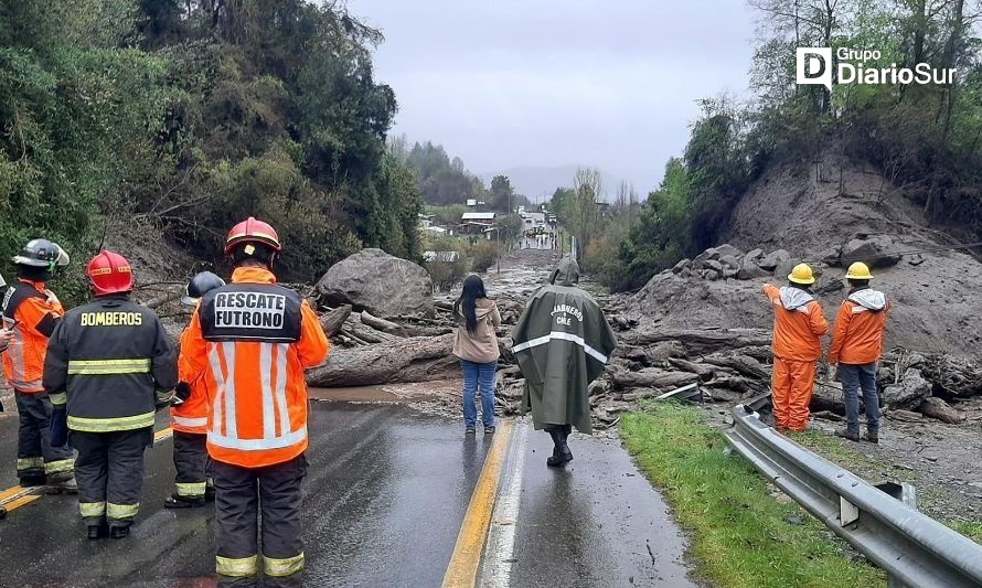 Bomberos reinicia búsqueda de vehículo que habría sido arrastrado por aluvión en Caunahue