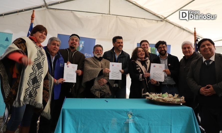Autoridades regionales firman importante acuerdo con comité de vivienda mapuche de Río Bueno