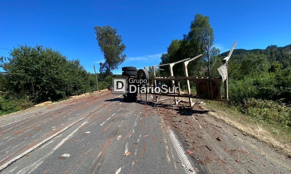 Remolque con trozos se desprendió en plena ruta Valdivia-Paillaco: milagrosamente no hubo víctimas