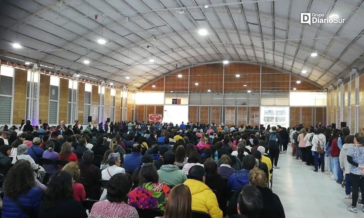 "Sanadora de Rosario" en Valdivia: Masiva y ordenada concurrencia en la Saval 